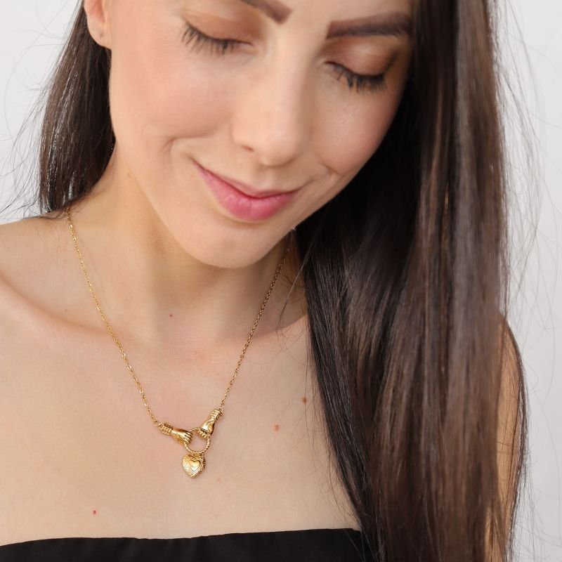 Colar Mãos segurando Coração em Aço Inox (Linha Premium)