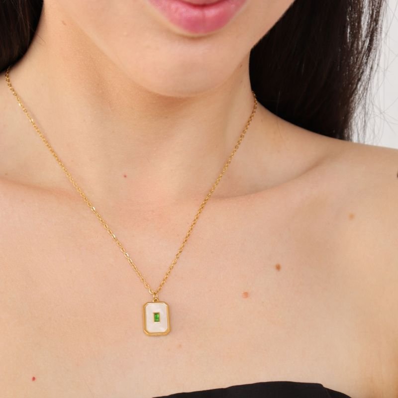 Colar Moderno com Detalhe Verde em Aço Inox
