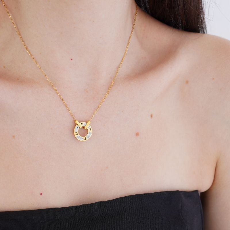 Colar Número Romano com Strass em Aço Inox