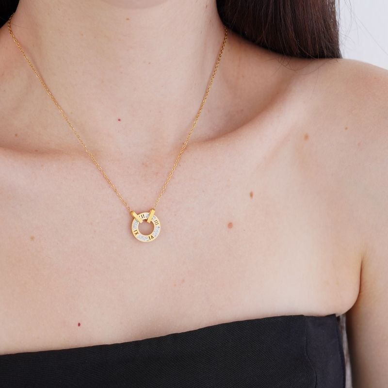 Colar Número Romano com Strass em Aço Inox