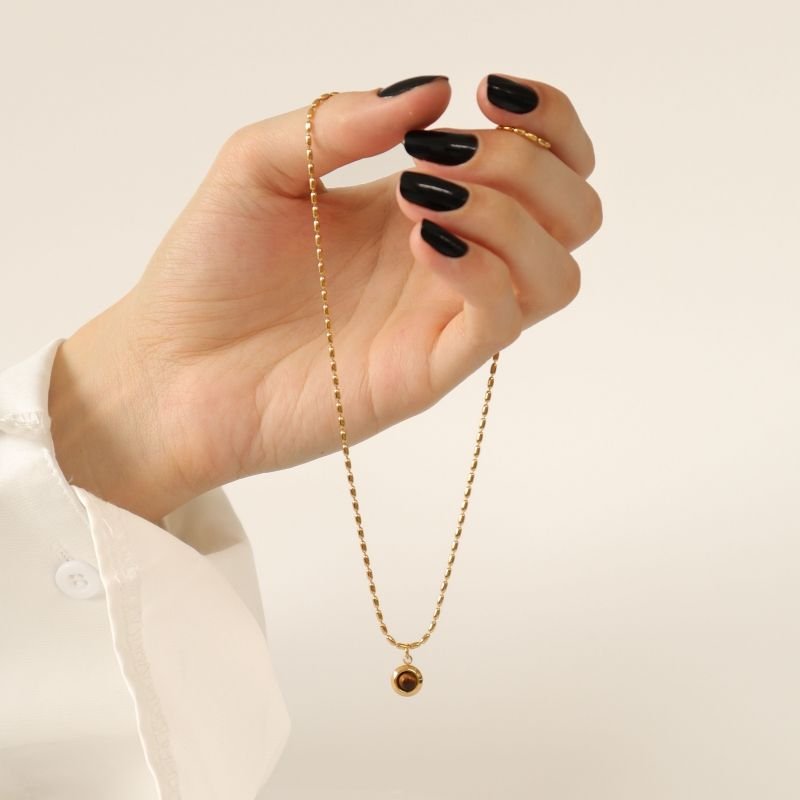 Colar Pedrinha Marrom Delicada em Aço Inox (Linha Premium)