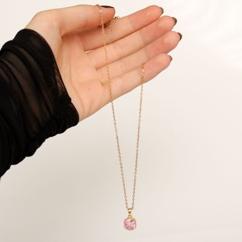 Colar Pedrinha Rosa Delicado – Corrente Aço Inox e Pingente Metálico (Linha Premium)