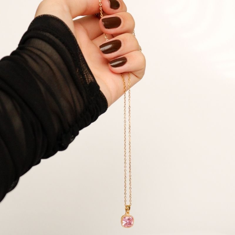 Colar Pedrinha Rosa Delicado – Corrente Aço Inox e Pingente Metálico (Linha Premium)