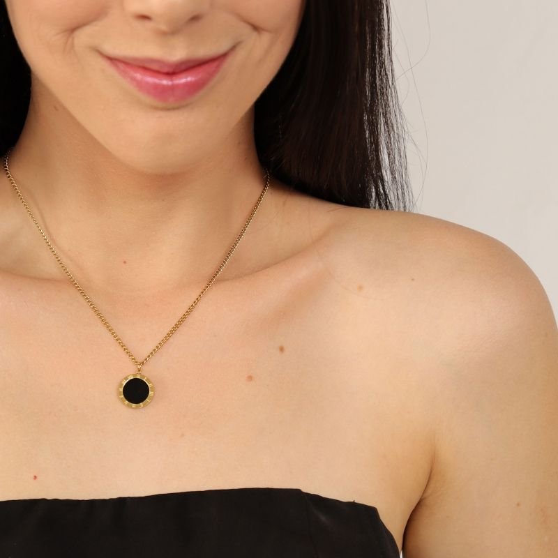 Colar Pingente Preto Números Romanos em Aço Inox