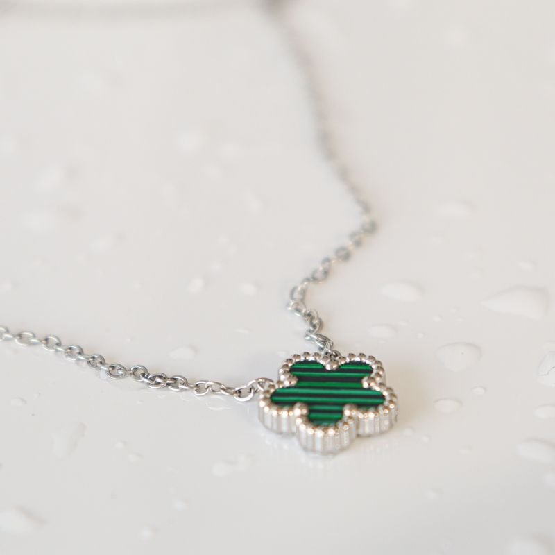 Colar Inspiração Van Cleef Verde com Detalhes em Aço Inox