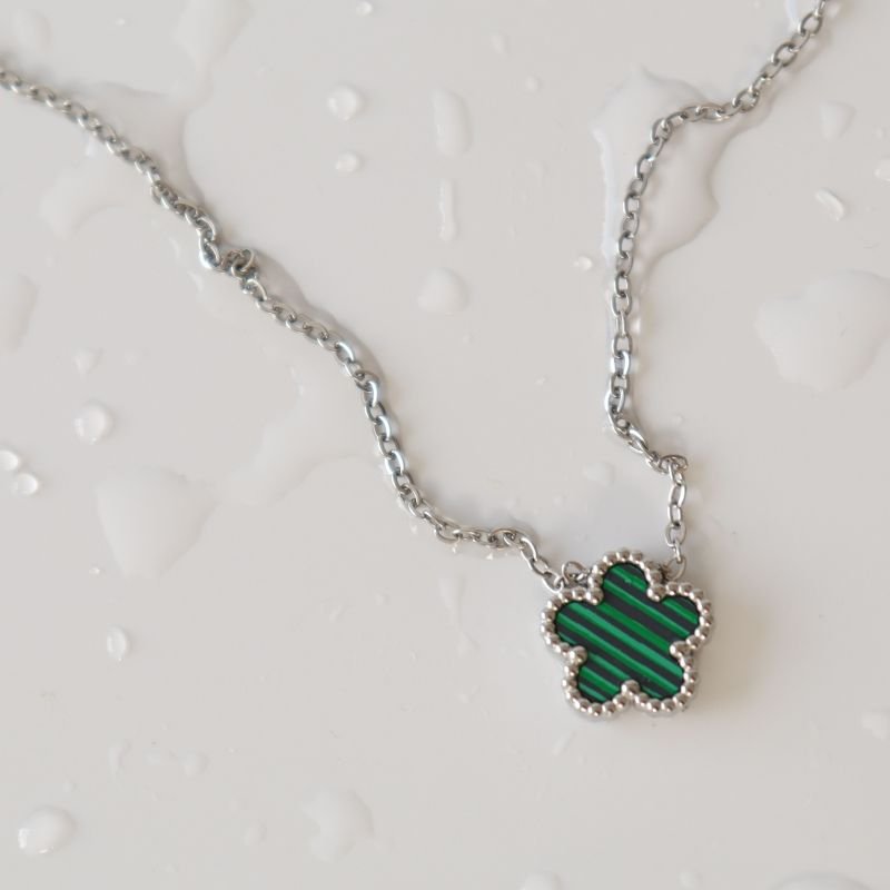 Colar Inspiração Van Cleef Verde com Detalhes em Aço Inox